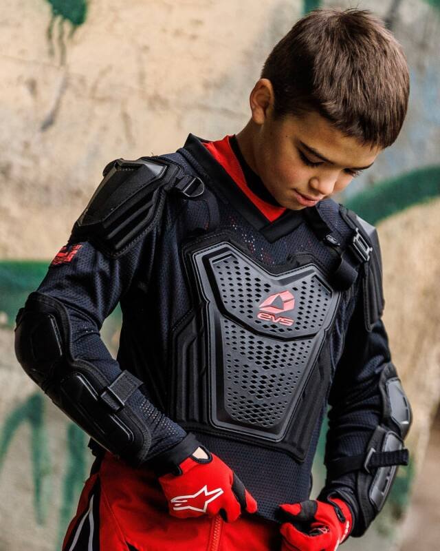EVS Comp Suit Youth, detalhe oficial